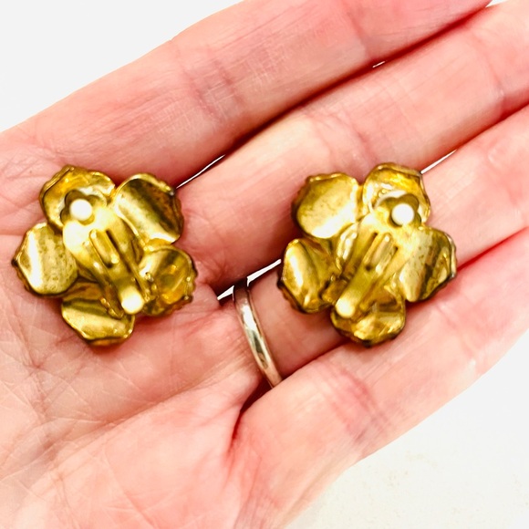 Vintage Gold Tone Poppy Flower w/ Pave Rhinestone Center Clip On Stud Earrings - Picture 6 of 10